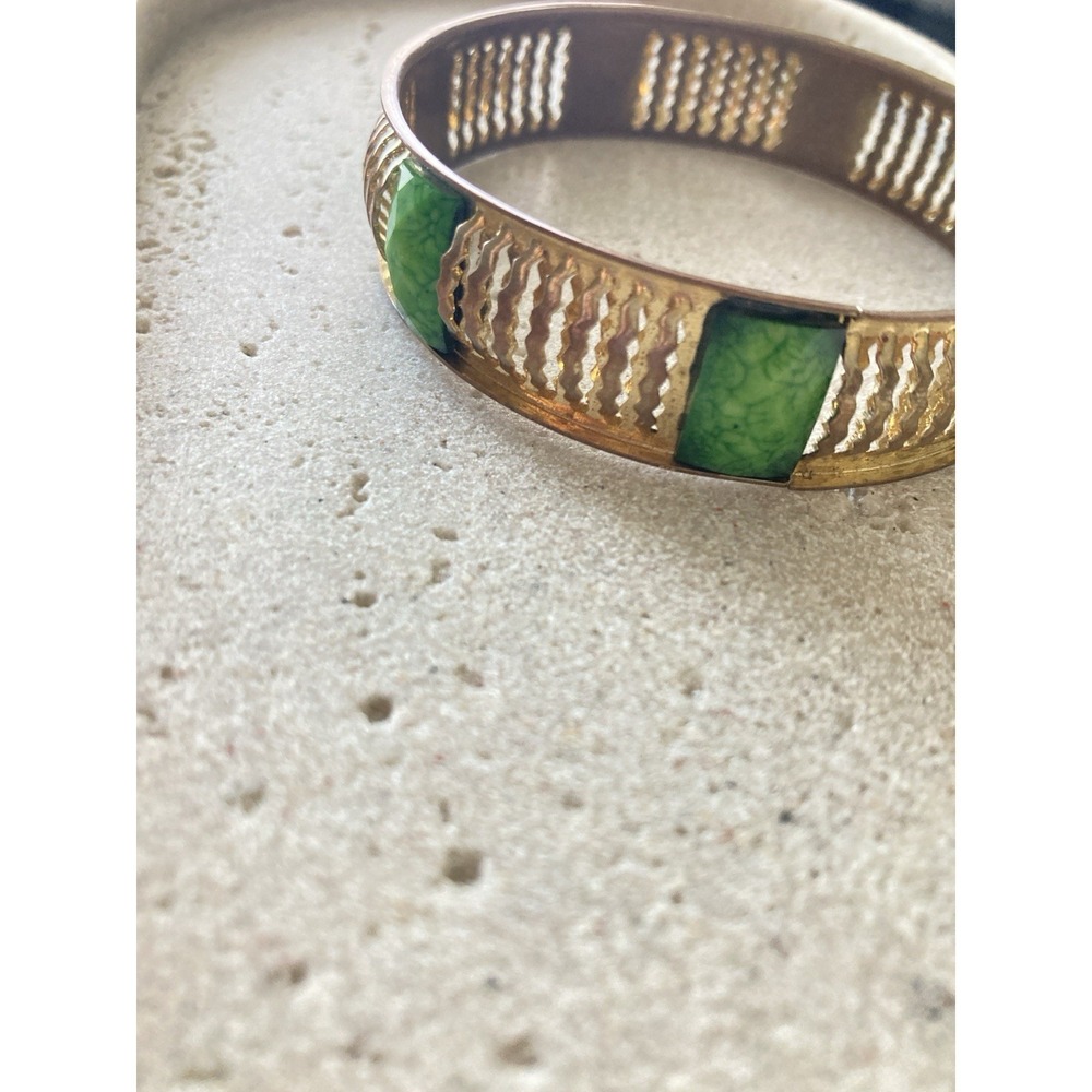 Vintage Openwork Gold Tone Bangle Bracelet Green Cabochon Faux Stone‎ Textured - Picture 7 of 7